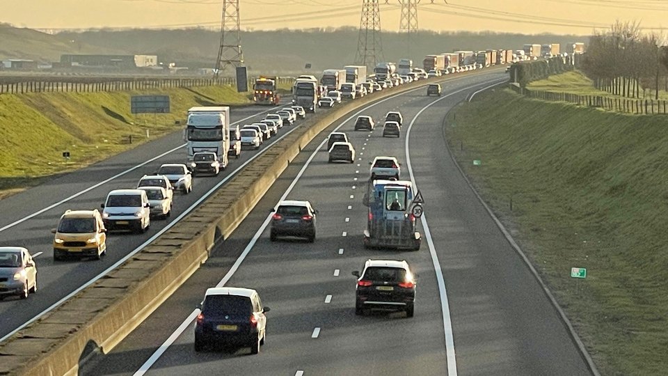 File op A73 door ongeval tussen motor en auto:..