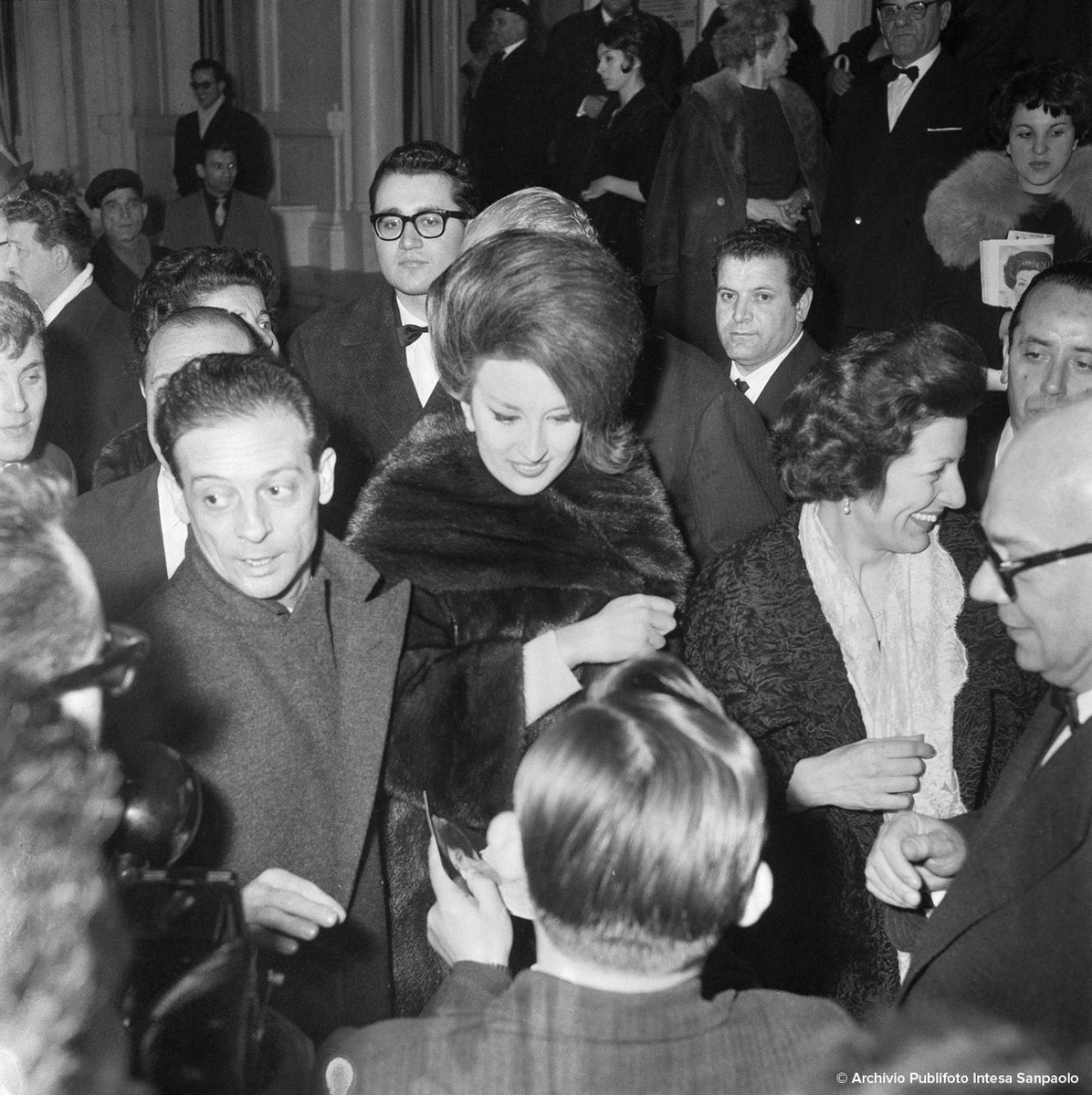 Siete pronti per Sanremo?
 In attesa di assistere alle esibizioni di stasera, facciamo un tuffo nel passato all’edizione del '61, condotta per la prima volta da due donne: Lilli Lembo e Giuliana Calandra. Tra i partecipanti c’è anche Mina, qui fotografata dall’Agenzia Publifoto.