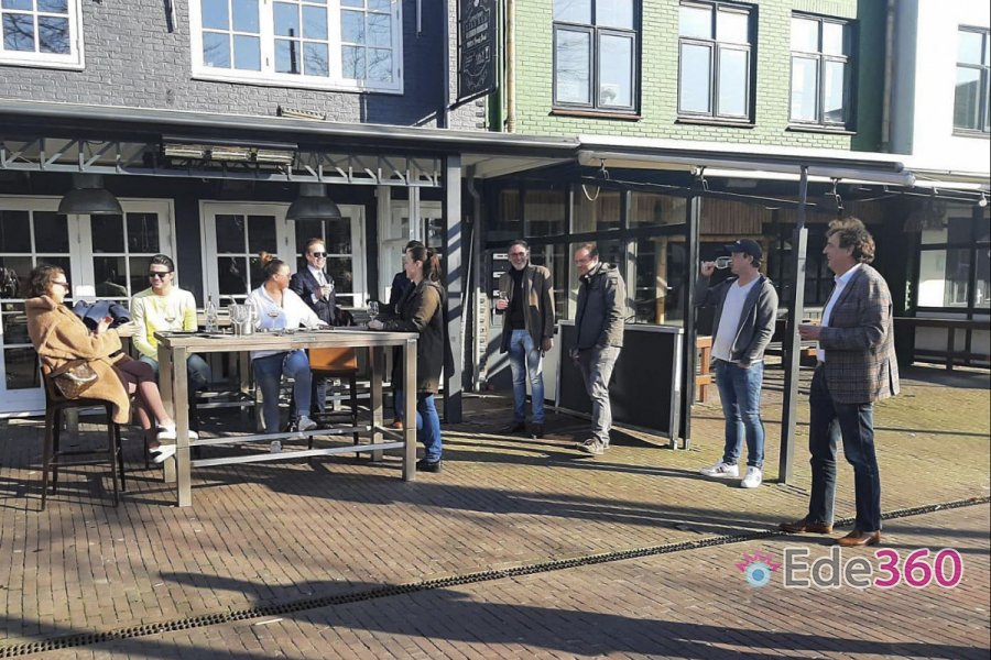 Ede360's tweet image. Burgemeester Verhulst praat met Edese horecaondernemers rondom.in/beeld/63d Ede360