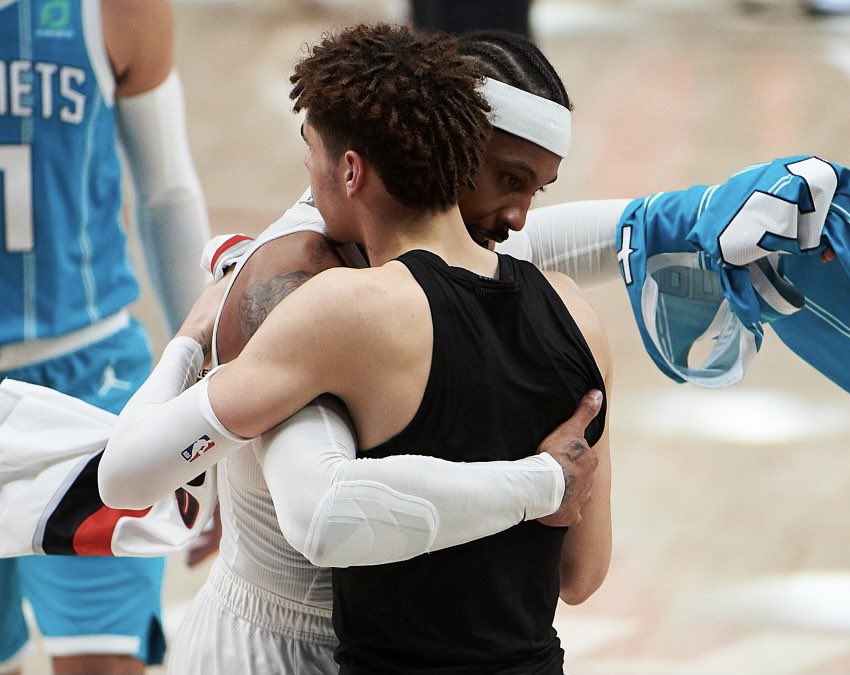 The Melo matchup didn’t disappoint last night.
LaMelo:
▫️30 PTS
▫️8 AST
▫️6 REB
▫️5/7 3PT
Carmelo:
▫️29 PTS
▫️3 REB
▫️2 AST
▫️6/10 3PT https://t.co/wVDm8mYhEf