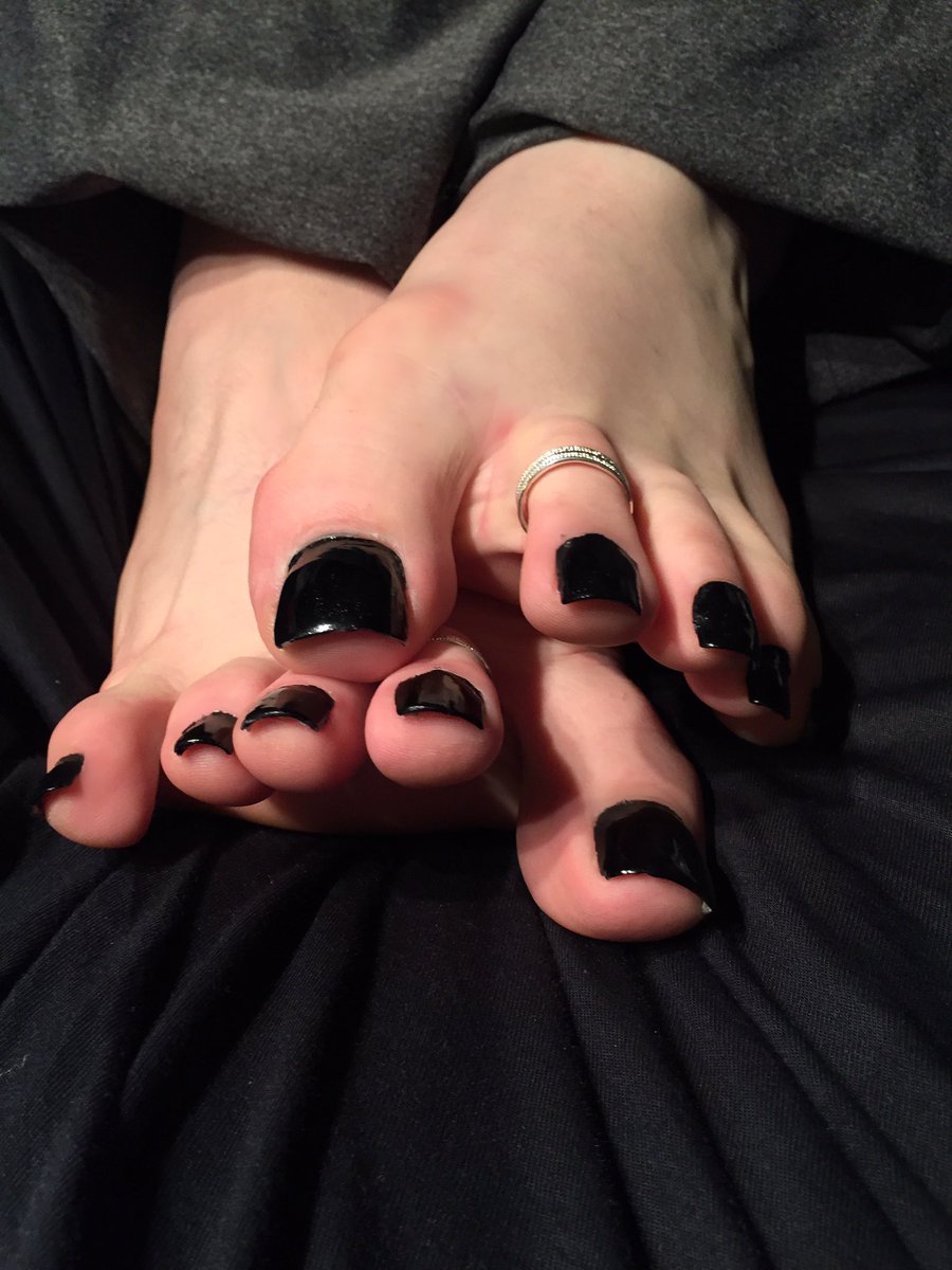 FeetByMadison's tweet photo. Some more soles and ass😘 #yogapants #solesandass #solesandtoes #pinksoles #blacktoenails #footfetish #footjob https://t.co/ZDynuVipvW