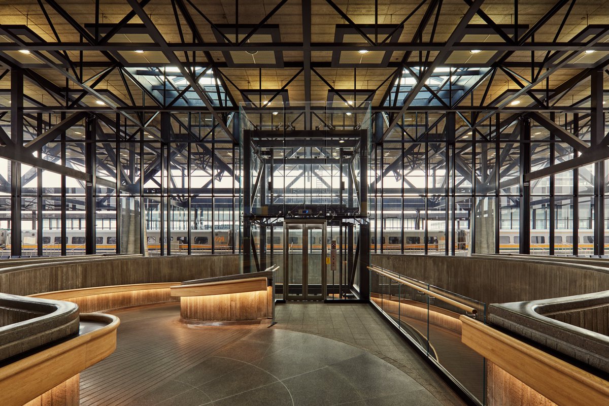 VIA_Rail's tweet photo. La gare d'Ottawa devient de plus en plus verte!Notre gare phare, reconnue pour sa grande accessibilité et son intermodalité, est maintenant certifiée LEED® niveau Or, ce qui démontre une fois de plus l’engagement de VIA Rail envers le développement durable.https://t.co/lOOhherErU https://t.co/5ydbVCmhaA