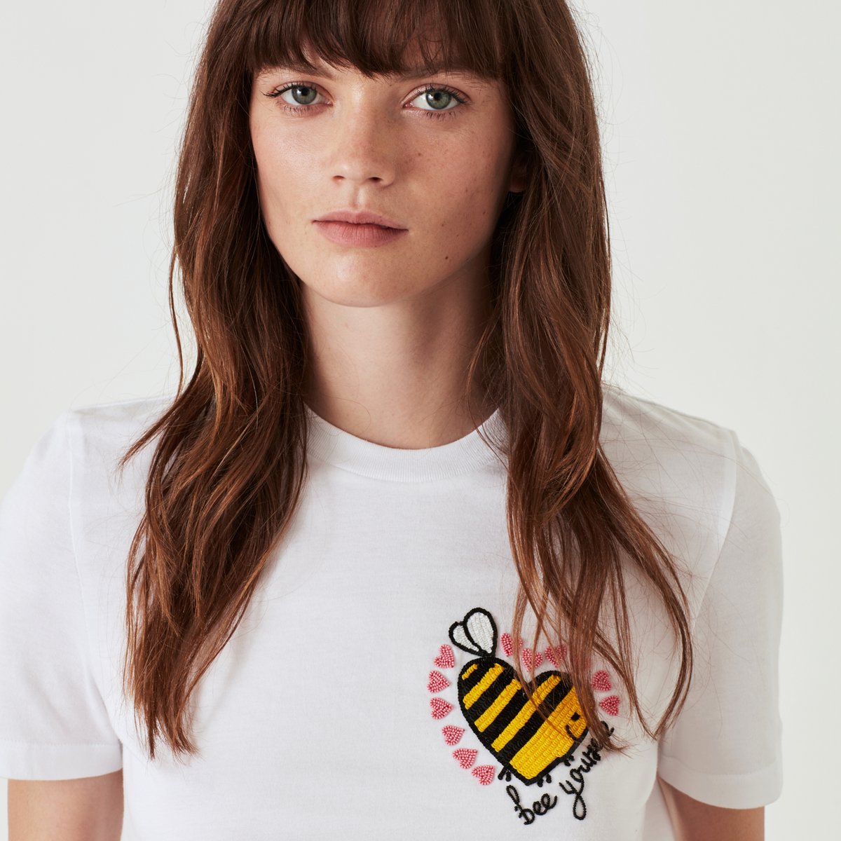 markuslupfer's tweet image. Our Bee Yourself Tee is lovingly created by our talented artisans, with hand-embroidered sequins and beading 🐝

#MarkusLupfer #MarkusLupferPS21 #BeeYourself