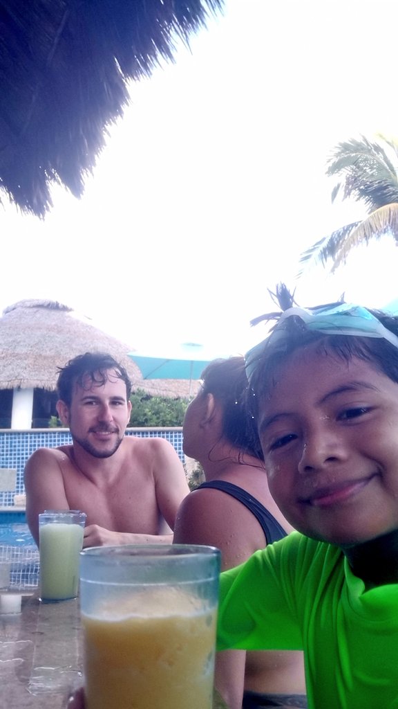 SoemyCauich's tweet photo. A esta foto la titulo: mi mamá ligando con el extranjero, mientras yo me tomo unos drink bien Agustín 😂😂😂😂

#BebéDiego #TeAmoMas #happyholidays https://t.co/SVqyscTnPv