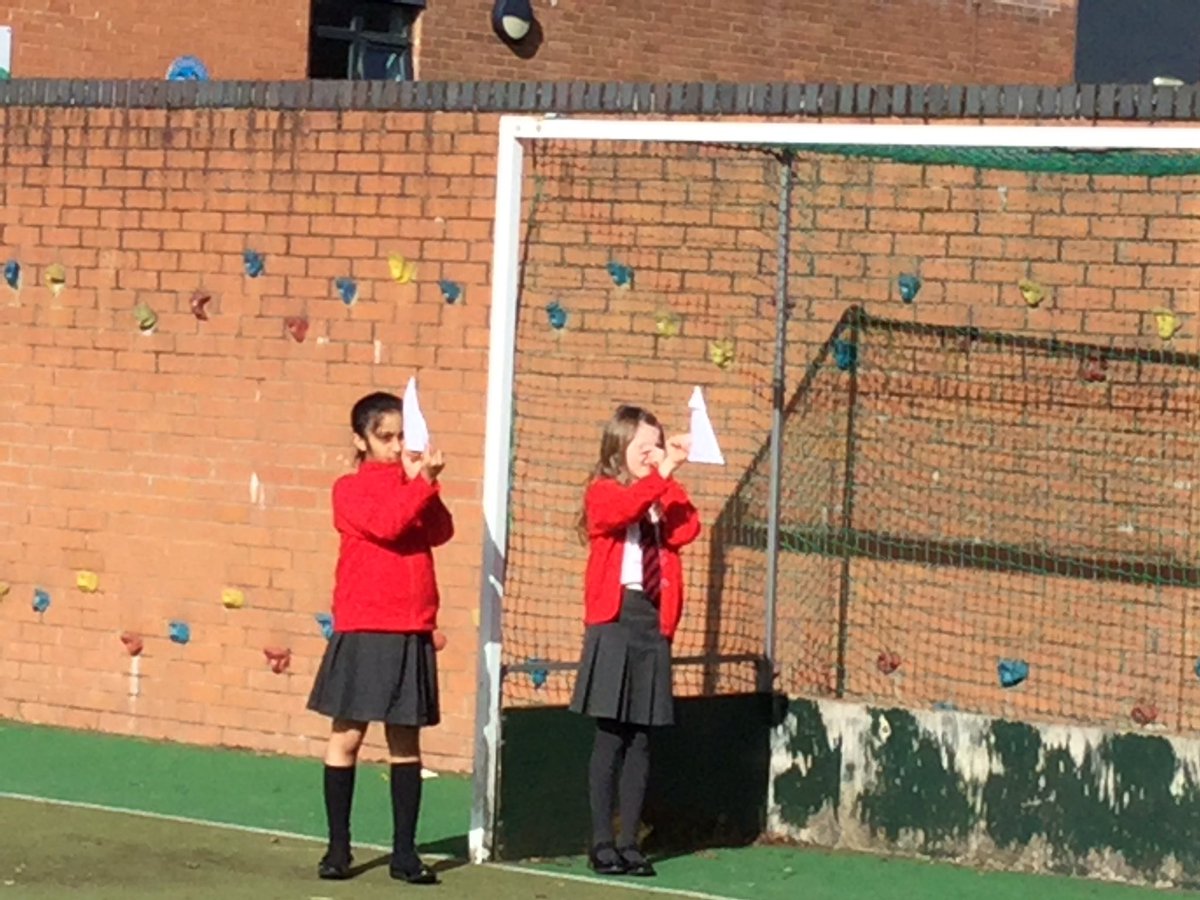 BollinPrim5CE's tweet photo. We had a fabulous morning using an isosceles triangle, made from a single sheet of A4 paper, to measure the height of objects around school. We then paced out the distance from where we measured from to the object, added our height then we had calculated an approximate height. 📐 https://t.co/IFLbMWCD92