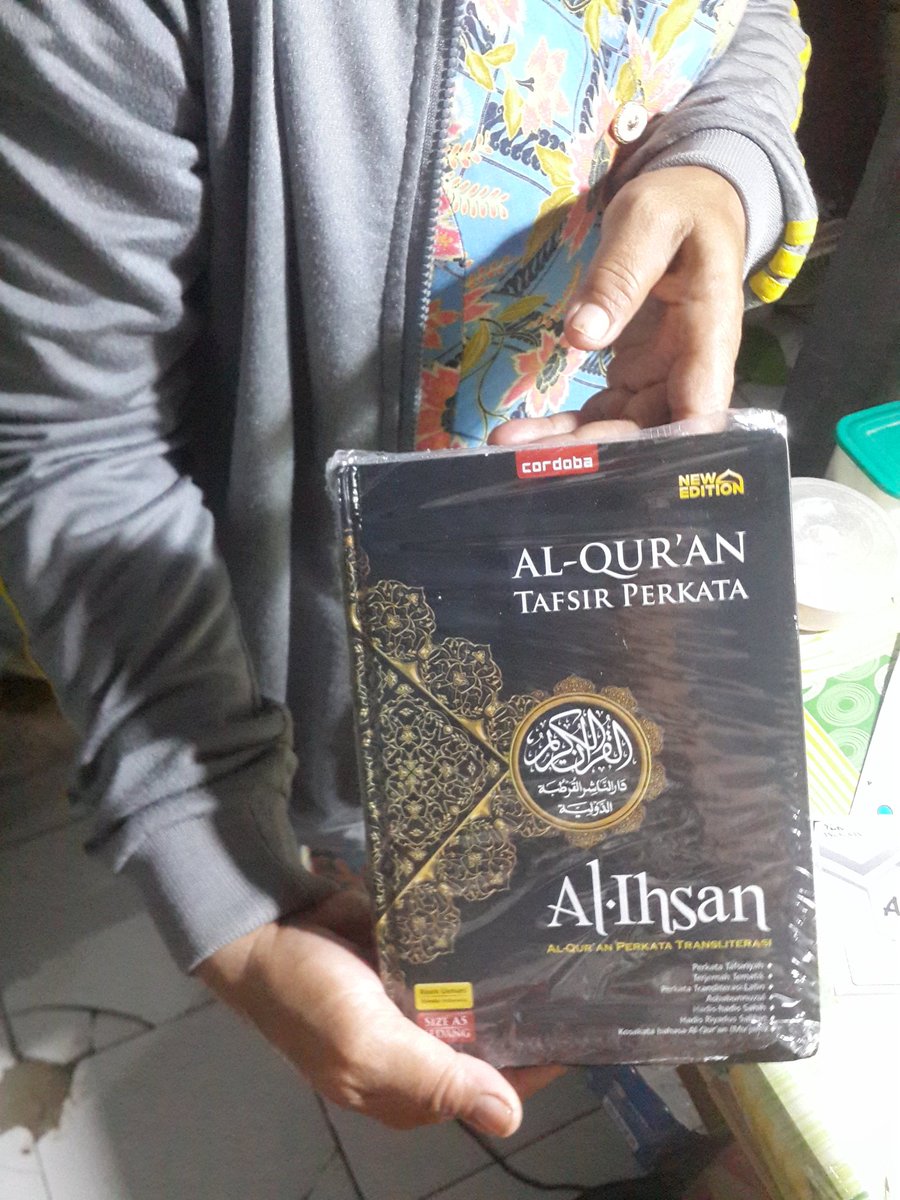 AndaruMa_'s tweet photo. @serendapity1 @maman1965 @nay_shel @b_ok_is @DewiEriyati4 @ArdiPegasis @EkoSiam @Lalalost00 @asnawflake @rarasdf @herimanso @yourdiarybooks @maryamnafisah_ @wirdha_aja @Mamanbotok2 Alhamdulillah, terima kasih Kang Maman. Ibu Bapak saya seneng banget nerima ini. Moga jadi semangat nelateni Alquran. Terima kasih Kang, berkah untuk Kang Maman 😇 https://t.co/zGVYvpkY69