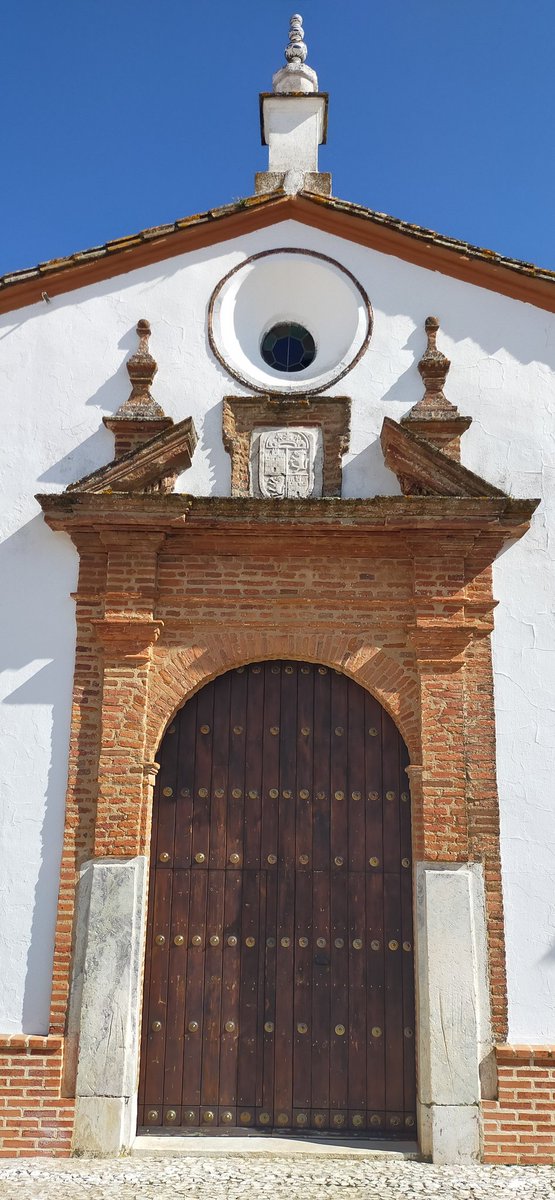apfiguereo's tweet photo. La portada principal de la #iglesia de Nuestra Señora de los Remedios de #CortelazorlaReal de corresponde a la ampliación de finales del XVIII: pilastras, frontón partido, escudo real y óculo central (1/3)👇 https://t.co/J1LZRcTlL7