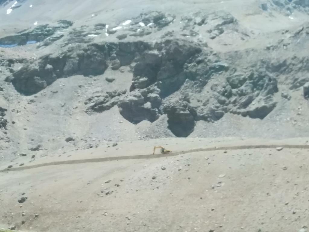 DoctorPurto's tweet photo. Este camino lo esta desarrollando Anglo American y Valle Nevado con Fundación +1000, con maquinaria hacia Piedra Numerada sin EIA o DIA. DEBEMOS PARAR ESTO!!! El impacto sobre el humedal de Piedra Numerada y los santuarios inca será brutal (foto Patricio Herman. Sergio Domeyko) https://t.co/P1CCM6L8W8