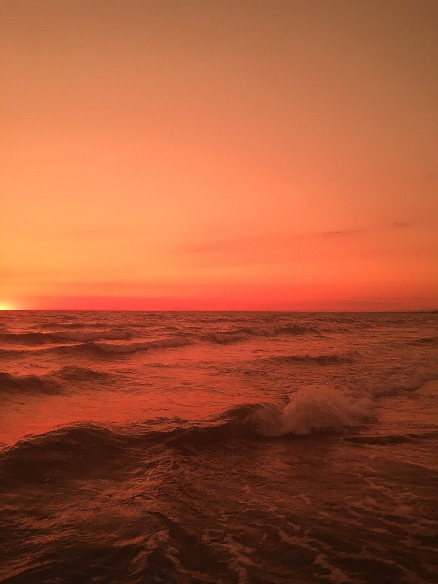 opacarofilia_'s tweet photo. me muero de ganas de sentarme en la arena a mirar el atardecer en la playa https://t.co/KOhFUy5rAl