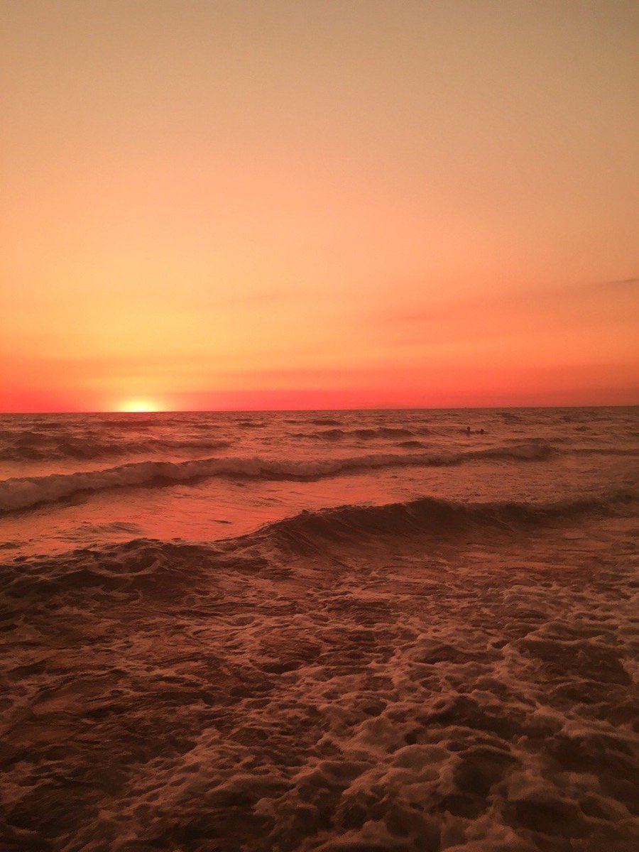 opacarofilia_'s tweet photo. me muero de ganas de sentarme en la arena a mirar el atardecer en la playa https://t.co/KOhFUy5rAl