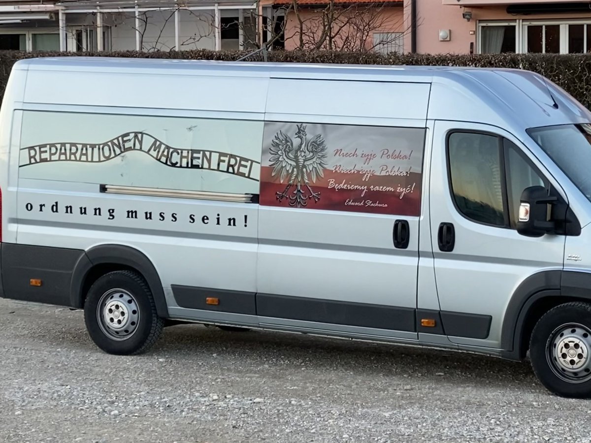 herrschaever's tweet photo. Ob der Bauträger in #neufahrn weiß mit welchen Subunternehmern er hier die Häuser baut? #gegenrechts #fremdenhass #gehtgarnicht #fail #neubau #NazisRaus https://t.co/fAEKYI9rmG