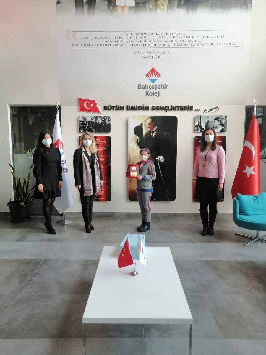 Bahçeşehir Koleji tüm kampüslerinde aynı anda başlatılan Highlights Library kitap okuma yarışmasını 4. sınıf öğrencimiz Ece Zeynep Çetin Ulusal ve Marmara Bölge birincisi olarak kazanmıştır. Öğrencimizi tebrik ediyoruz.