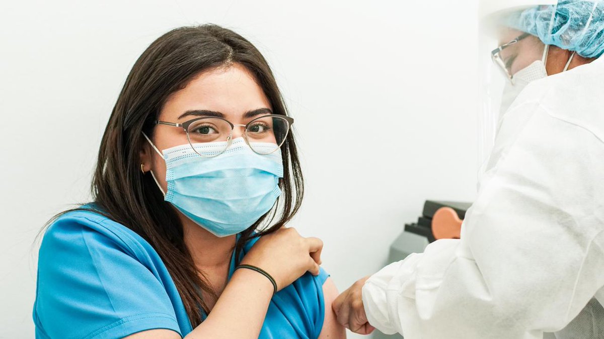 SaludSV's tweet photo. En el Hospital Rosales seguimos vacunando a todo nuestro personal de primera línea. La satisfacción que sentimos de poder dar este importante paso para vencer al #COVID19 se refleja en los rostros de los héroes que han contribuido a salvar vidas. https://t.co/sIvfWj3MK6