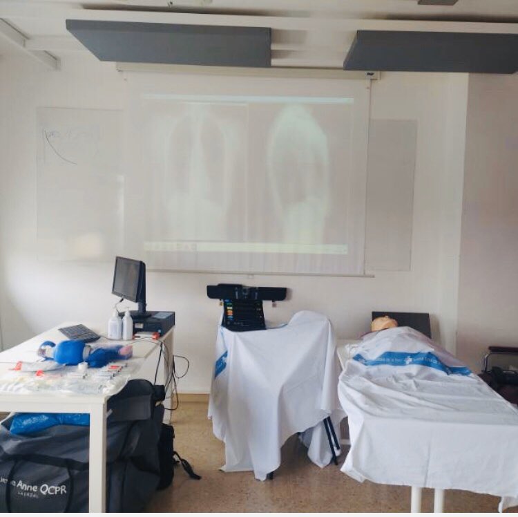 Seguim amb el projecte de formació a residents a través de la simulació! Avui taller d’arrítmies organitzat entre cardio, uci, interna, oncohemato i urgències, el treball en equip sempre suma! #docenciatrueta <a href="/UTrueta/">UrgenciesTrueta</a> <a href="/htrueta/">Hospital Trueta</a>