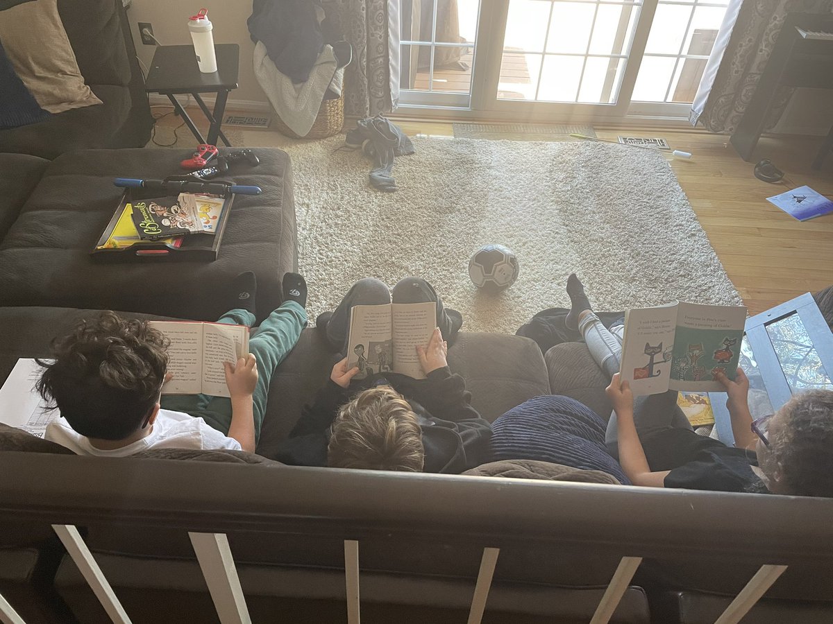 Enjoying Read Across America Day with a couple of friends <a href="/BonnieBraeES/">Bonnie Brae ES</a> @MsSloaneTeaches