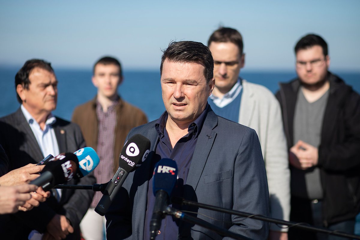 SDPZadar's tweet photo. U vječitom vraćanju se ne može živjeti, uvijek se nešto žrtvuje, a ovdje je žrtvovan Zadar. On treba postati grad koji će se vratiti Zadrankama i Zadranima i zbog toga se okupljamo u različitostima.
Danas su nam se pridružile stranke Centar i HSS u našu koaliciju "Srcem za Zadar" https://t.co/GeS7EPtriH