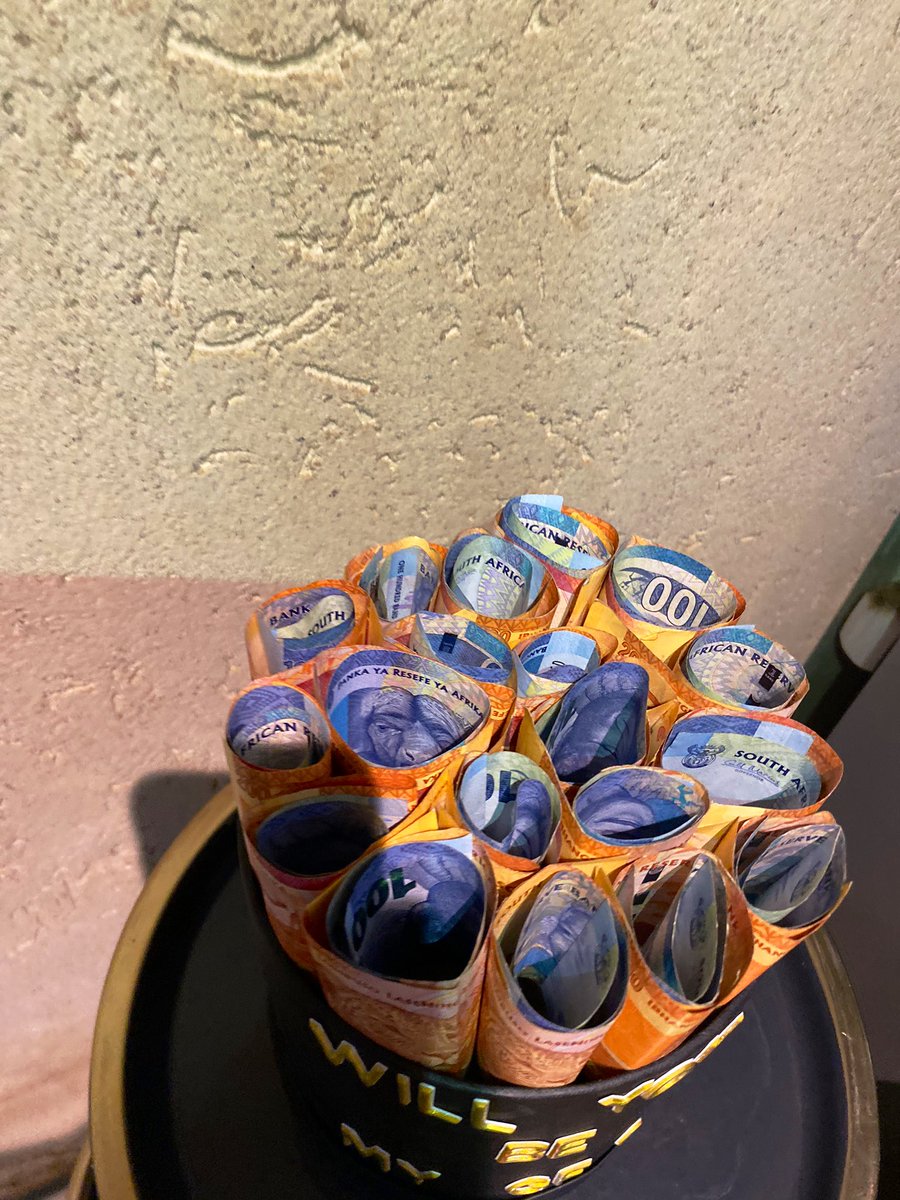 porshe418's tweet photo. How did your boyfriend ask you out ? 

My client’s (now)gf hates flowers so he got this kind of bouquet. 

💐💵 https://t.co/S5pb78uxLh
