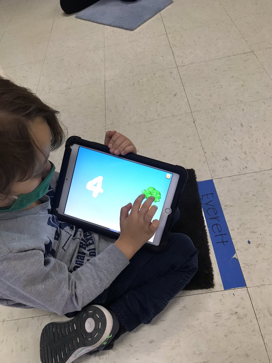 bibly_denise's tweet photo. Prekindergarten counting shapes... popping bubbles from 100 to 0... counting balloons.. what a fun day with the iPads today.. #stjoelockport @stjoeslockport https://t.co/nyoHzYYqrJ