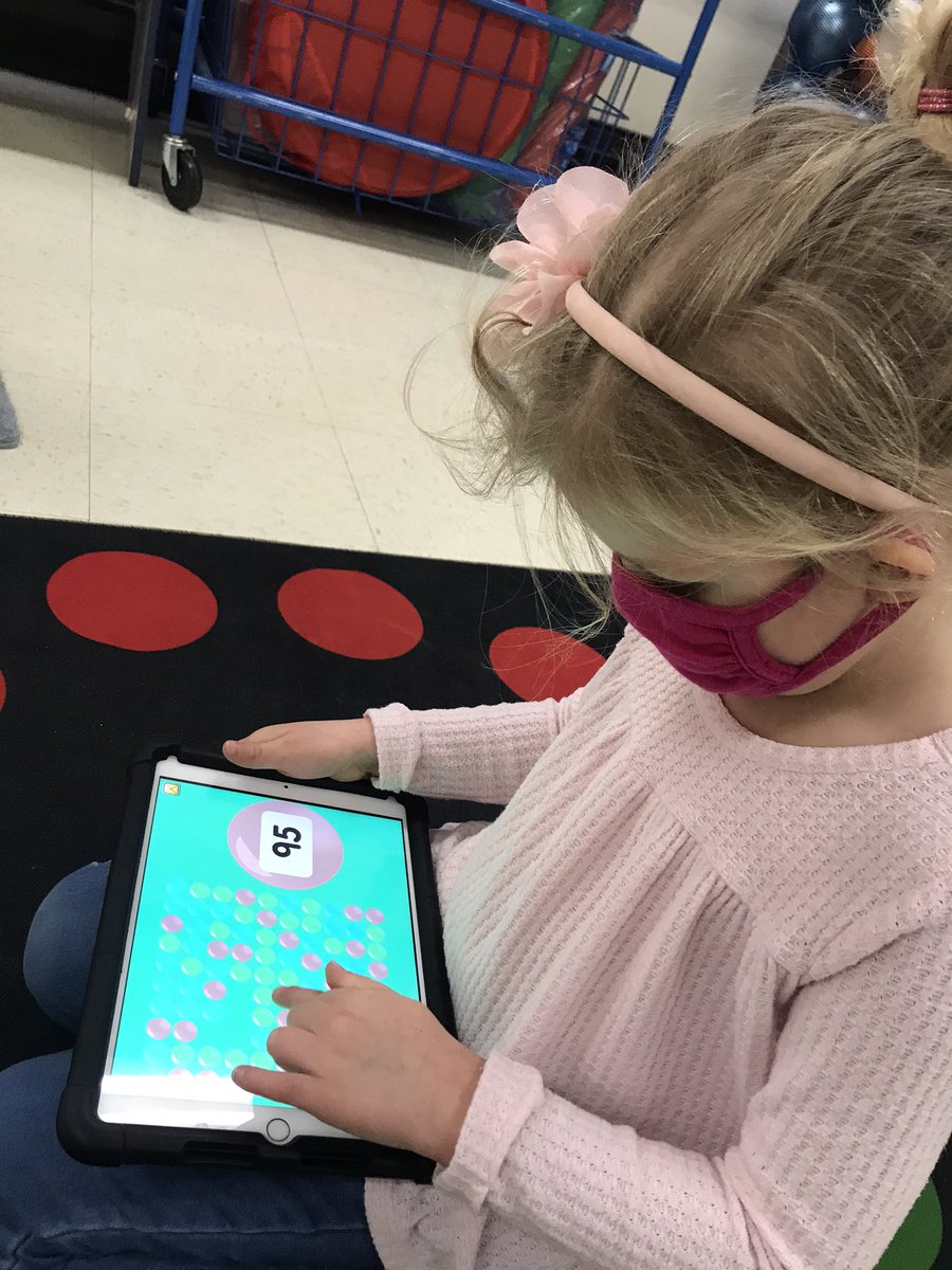 bibly_denise's tweet photo. Prekindergarten counting shapes... popping bubbles from 100 to 0... counting balloons.. what a fun day with the iPads today.. #stjoelockport @stjoeslockport https://t.co/nyoHzYYqrJ