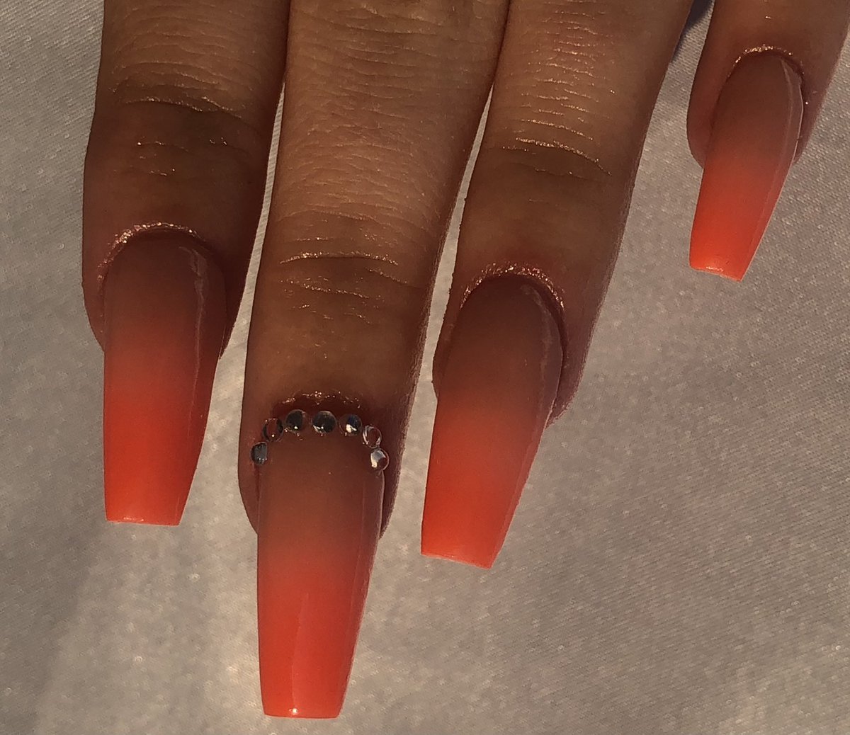 JLNails1's tweet photo. Tropical Tonic🌴
#nails #acrylicnails #glitterbels #orangenails #ombrenails #jlnails #summernails #summer2021 https://t.co/XeeCUkW9pp