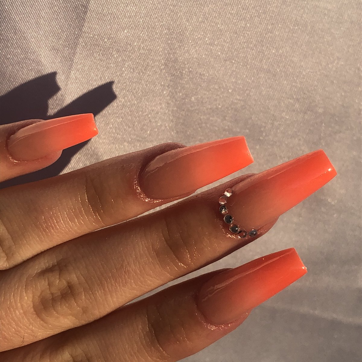 JLNails1's tweet photo. Tropical Tonic🌴
#nails #acrylicnails #glitterbels #orangenails #ombrenails #jlnails #summernails #summer2021 https://t.co/XeeCUkW9pp