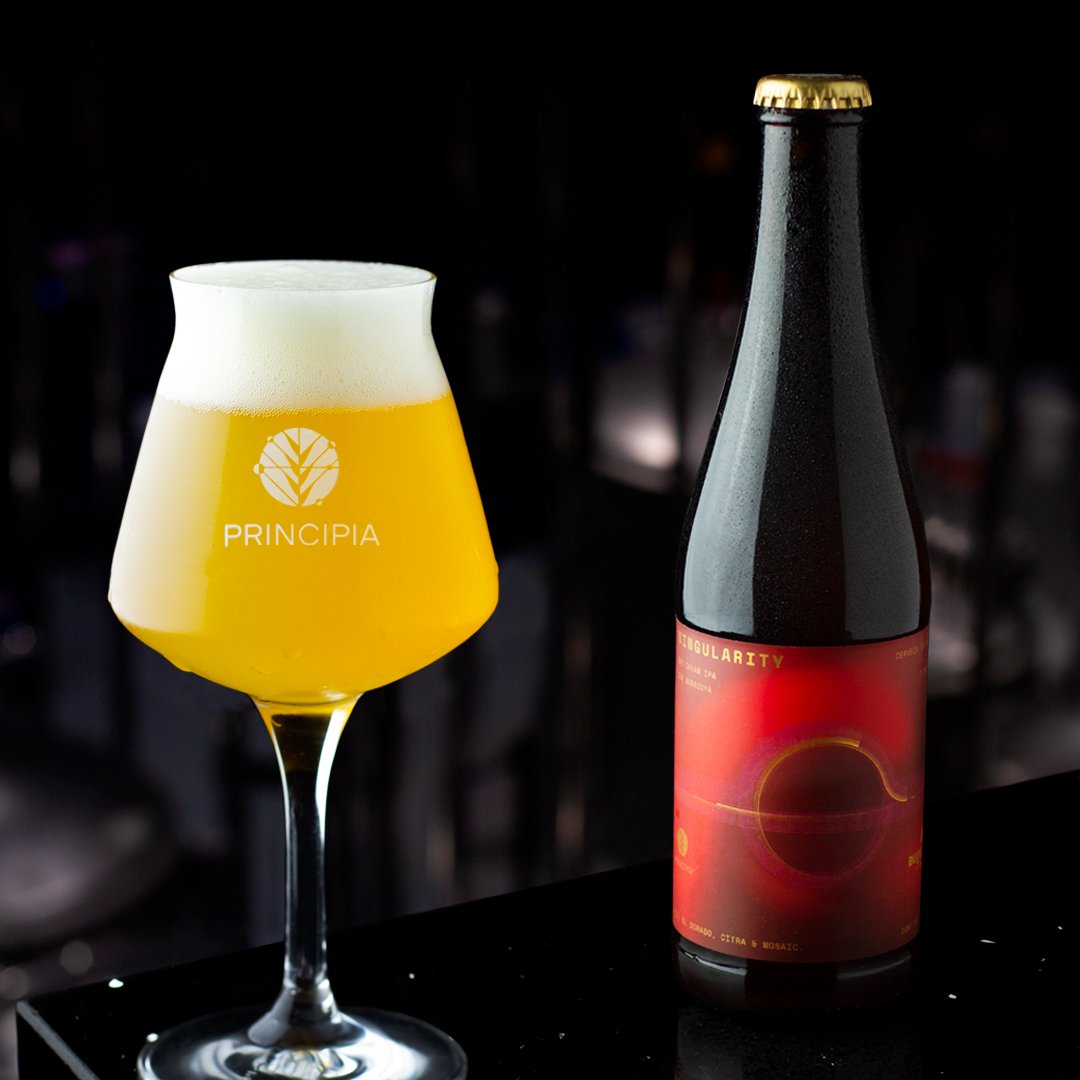 PrincipiaCraft's tweet photo. Descubre Singularity, una Oat Cream IPA con una particular combinación de maracuyá y vainilla que te recordará a una refrescante malteada de frutas tropical. 

Una colaboración con cervecería @BuquiBichi 🍻 https://t.co/EjtKhosbDS