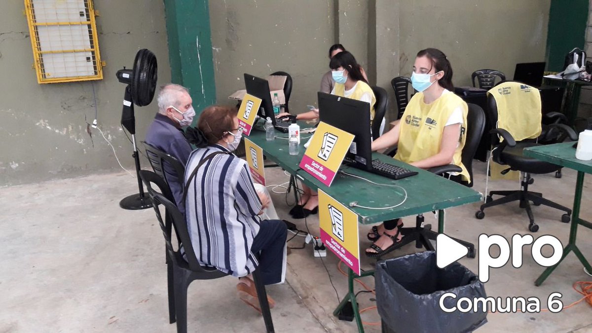 PROComuna6's tweet photo. Los vecinos de #Caballito mayores de 80 años siguen recibiendo su vacuna en el Club Ferro.
@monyfreda
@edu_corso
#ClubFerro #AdultosMayores
#ProComuna6Caballito
#Comuna6 #Vacunatorio
#monyfreda #educorso https://t.co/bKltl8m9Wg