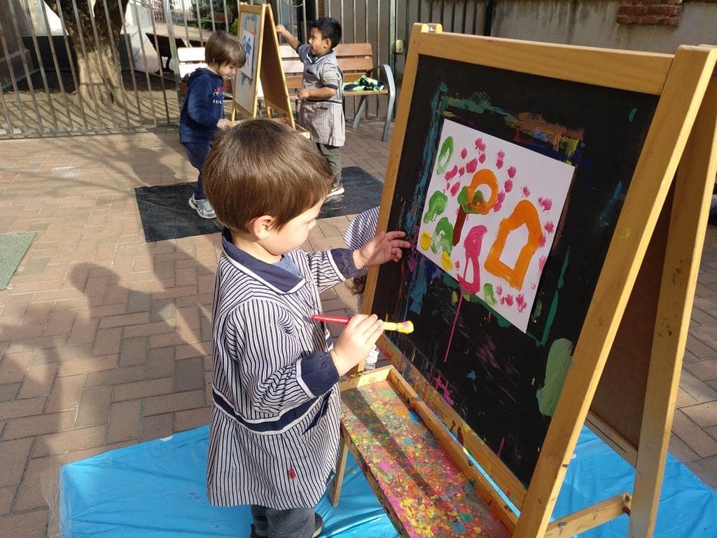 epiasabadell's tweet photo. SOM TOTS UNS ARTISTES!
Les Meduses, les Marietes i els Elefants hem fet de Pintors!
Hem pintat amb full vertical fent servir els cavallets i les taules de la classe. Hem de controlar de forma diferent el traç amb el pinzell.
#P4PIASABADELL
#INFANTILPIASABADELL https://t.co/Pdy0O8cU9q