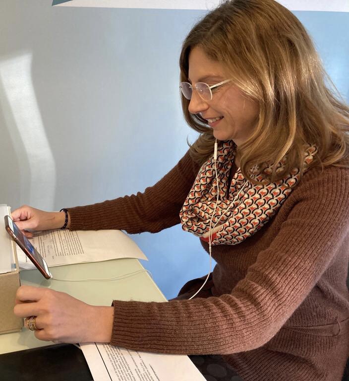 Mit dem #Handy via #Zoom in das #Webinar für Pflegekräfte rund um Fragen zum #Impfen! Danke an die <a href="/PflegekammerRLP/">Landespflegekammer Rheinland-Pfalz</a> , die <a href="/PflegeGes/">PflegeGesellschaft</a> und die #KHG #RLP für das Angebot und Danke an die ExpertInnen, die den über 100 TeilnehmerInnen Rede und Antwort stehen. #IchLassMichImpfenRLP