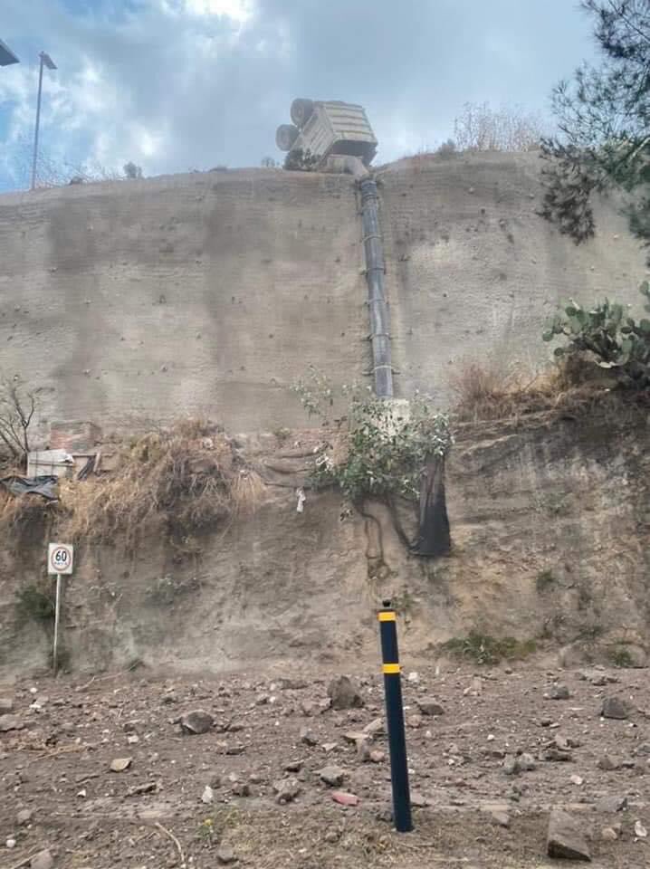 SatelucosMx's tweet photo. Reportan deslizamiento de tierra  en la carretera Madin causando daños a los vehículos,  extremen precauciones. https://t.co/gCs1rRwt9a