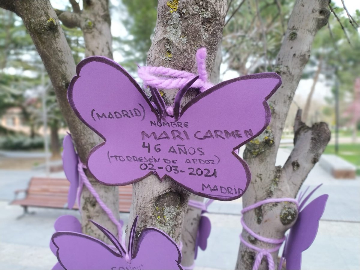 coordifemmaj's tweet photo. Con rabia y dolor añadimos el nombre de MariCarmen en #ElOlivodelasMariposas de la Rotonda 8 de marzo. MariCarmen ha sido asesinada por su expareja en Torrejón de Ardoz (Madrid)

¡Nos queremos vivas! #NiUnaMenos 

#MajadahondaFeminista https://t.co/vqiFUnaLUg