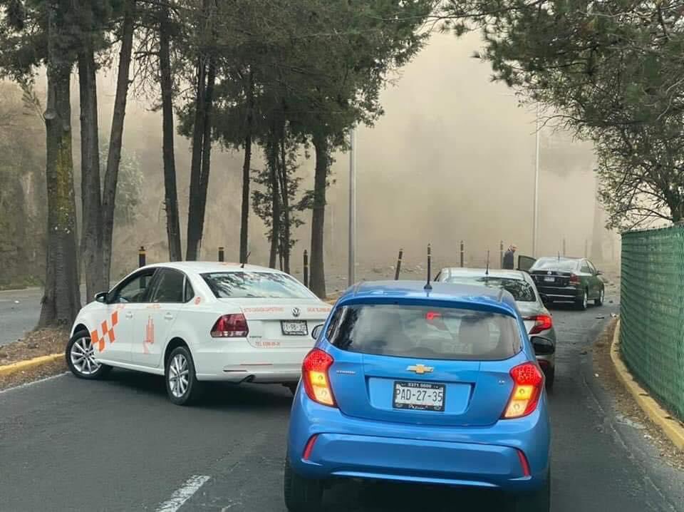 Reportan deslizamiento de tierra  en la carretera Madin causando daños a los vehículos,  extremen precauciones.