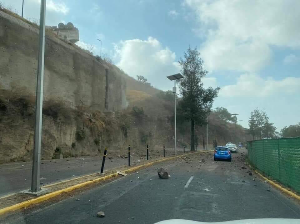 SatelucosMx's tweet photo. Reportan deslizamiento de tierra  en la carretera Madin causando daños a los vehículos,  extremen precauciones. https://t.co/6I2sz6tj7O