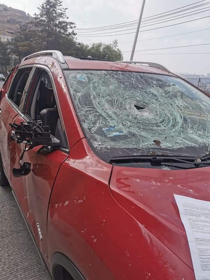 SatelucosMx's tweet photo. Reportan deslizamiento de tierra  en la carretera Madin causando daños a los vehículos,  extremen precauciones. https://t.co/6I2sz6tj7O