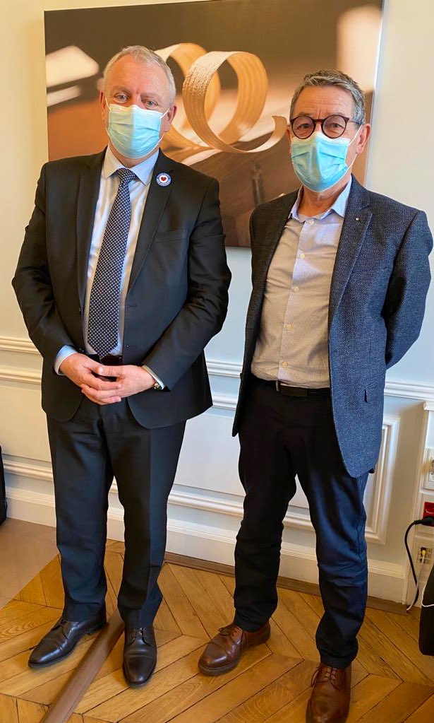 JoelFourny's tweet photo. 👥 Rencontre avec Alain Lehébel, pdt @loutilenmainFR. Basée sur des rencontres #intergenerationnelles si chères à notre secteur, cette association permet aux plus jeunes de s’initier aux métiers #artisanat et de susciter des vocations. Une initiative à valoriser et à encourager ! https://t.co/g2V4LCoi7D