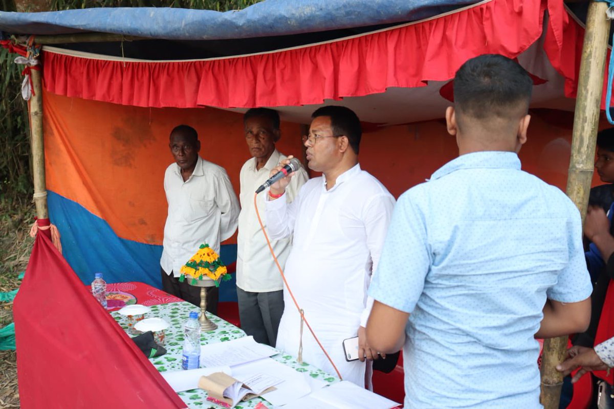 বঢ়মপুৰ সমষ্টিৰ অন্তৰ্গত মিকিৰপাৰ উৰিয়াগাঁৱৰ ক্ৰিকেট ক্লাৱৰ আমন্ত্ৰণ ৰক্ষা কৰি তেখেত সকলে আয়োজন কৰা ক্ৰিকেট খেলৰ প্ৰতিযোগিতাত উপস্থিত হওঁ আৰু খেলুৱৈ সকলৰ লগতে উদ্যোক্তা মণ্ডলীক অভিনন্দন জ্ঞাপন কৰো 🙏🙏🙏