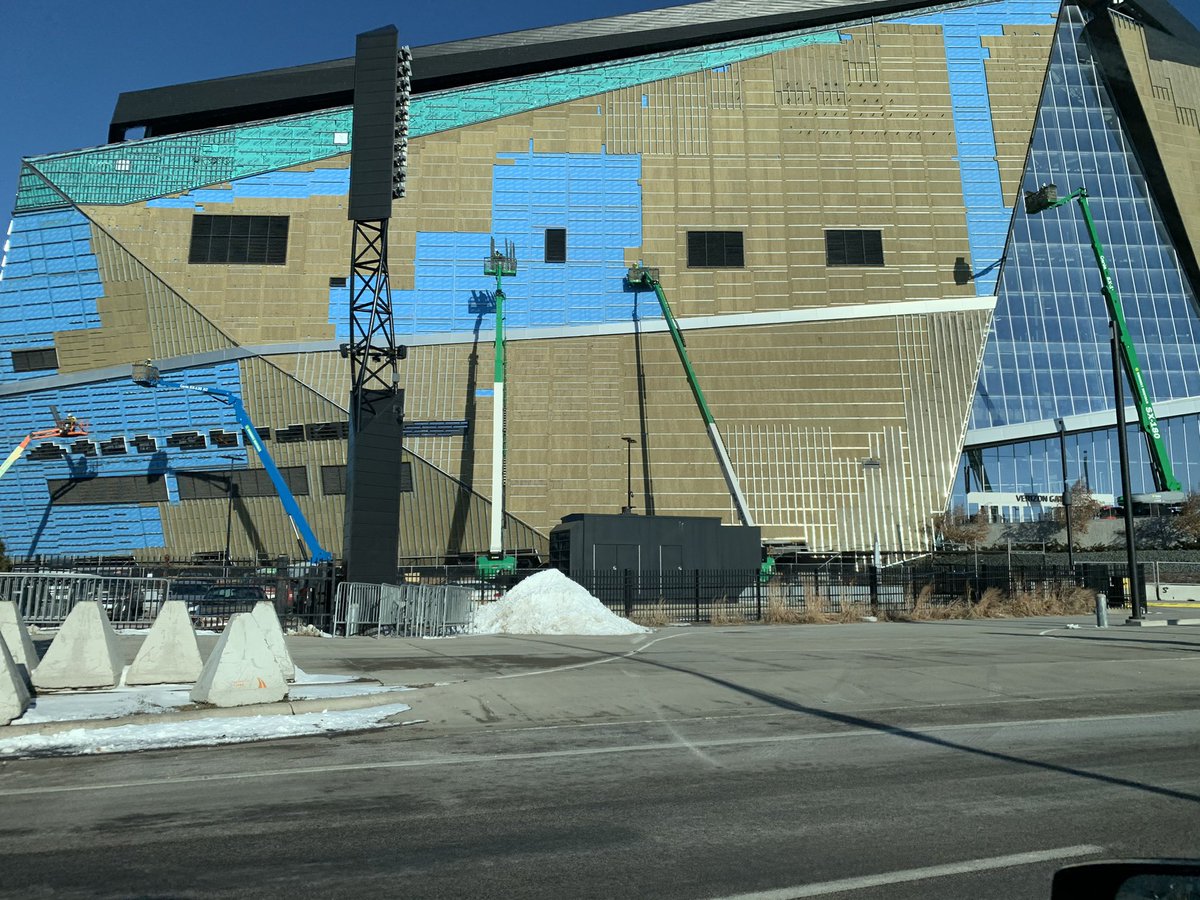 JZJeffZ's tweet photo. Hey @ChadGraff I know stadium facilities aren’t your beat, but I would love to know why they are replacing the exterior panels on our 5-year-old billion-dollar stadium! https://t.co/c3586XpzI7