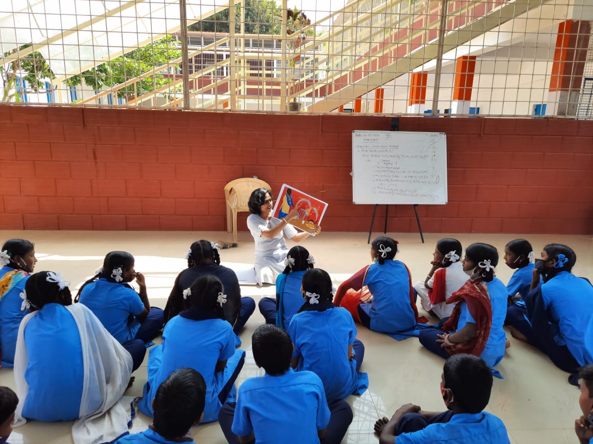 ReadyWhitefield's tweet photo. Grade 6 and 7 kids from Ramagondanahalli Government School engage into a story reading and reflection session by @Hasiru_Dala @srividya88 . The kids really enjoyed the session. #artwork  #EducationForAll https://t.co/SZicUSwyKC