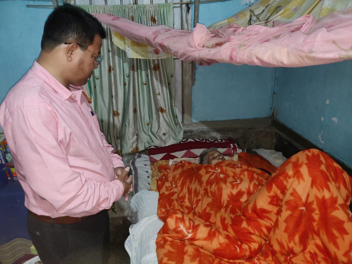 বঢ়মপুৰ সমষ্টিৰ বিভিন্ন প্ৰান্তৰ শাৰিৰীক ভাৱে অসুস্থ ক্ৰমে - বিজু আলী, ৰুহেনা বেগম, কমল শৰ্মা, পূৰ্ণিমা দেৱী আৰু জয়ন্তী কাকতিৰ গৃহত উপস্থিত হৈ তেখেত সকলৰ স্বাস্থ্যৰ বুজ লওঁ 🙏🙏🙏