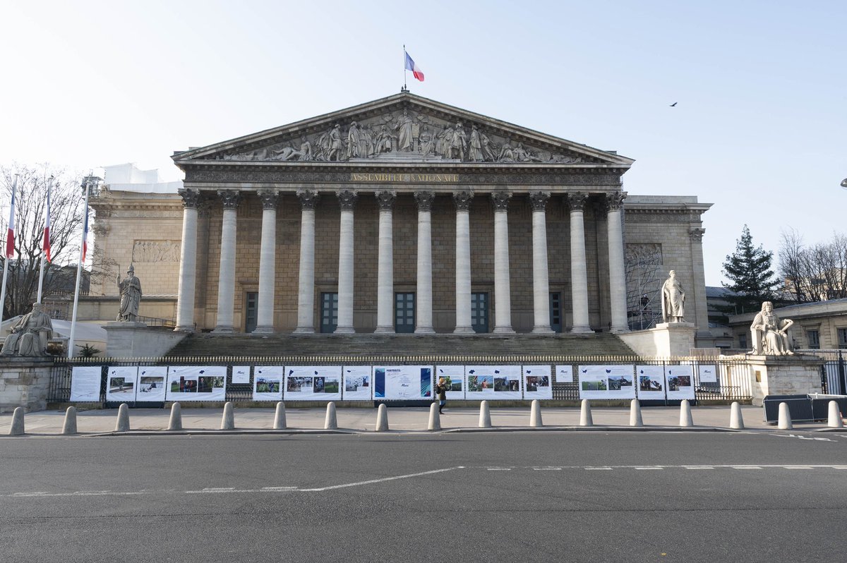 AMANDINEBEGUIN's tweet photo. 👨🏼‍🌾👩🏼‍🌾Portrait des femmes et hommes qui font l’agriculture d’aujourd’hui, exposé sur les grilles de @AssembleeNat. C’est un honneur de représenter ma région @iledefrance riche de son agriculture   @Agri_Gouv @J_Denormandie https://t.co/BesIx7vPhl
