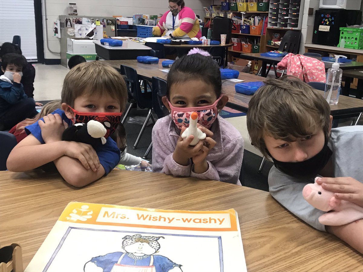 Peacelove1st's tweet photo. “Wait! We have MRS. WISHY-WASHY!” 🐮🐷🦆 #makingconnections #texttoworld #texttotext #mrswishywashy #ilovethisgroup @GlyndaleElemen1 https://t.co/XMaXLybN7n