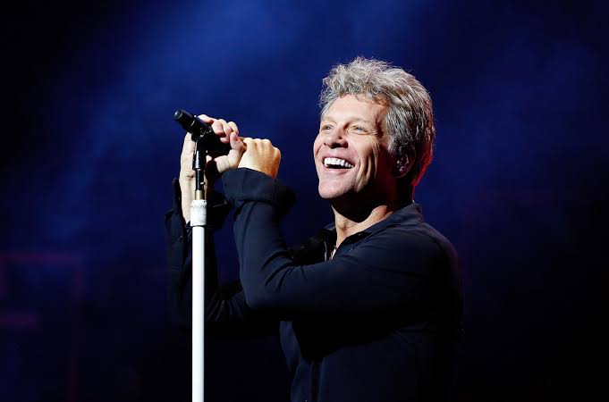 Un día como hoy pero de 1962, nació John Francis Bongiovi Jr. conocido artísticamente como Jon Bon Jovi, cantante, músico, compositor, productor musical, actor y filántropo.

¡Felices 59 años! #JonBonJovi 🎂🥳