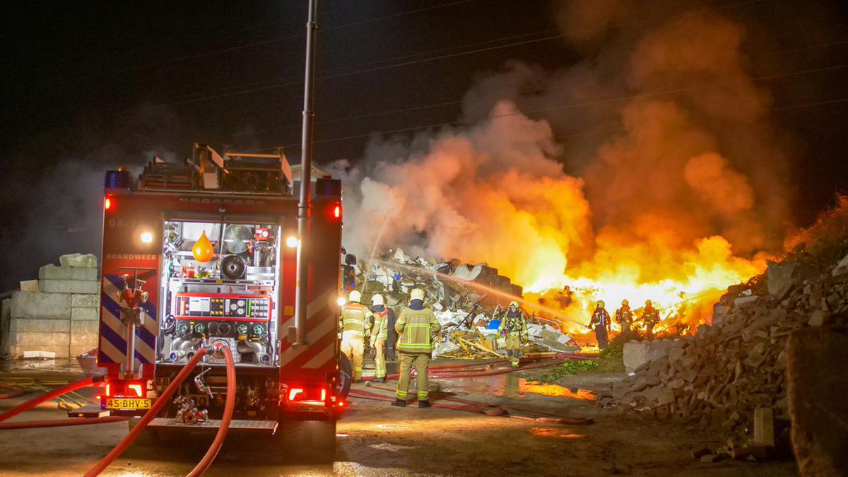 LogisVNOGWest's tweet image. Nummer 2 deze week: Afgelopen nacht ging rond 3 uur onze pager voor onderstaande incident in Putten  #verzorging

P 2 BON-17 (MIDDEL BR) BRAND BUITEN INDUSTRIE STENENKAMERSEWEG PUTTEN 067593 069680 069585 069689