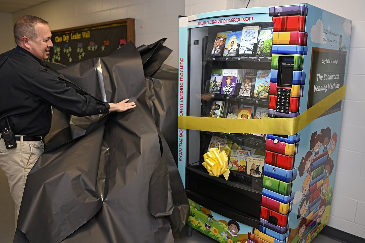 Boone_County's tweet photo. Principal Loring unveiled @collinscomets's new book vending machine today! The gift from the Collins Elementary PTA fits in perfectly with Read Across America Week as a way to help promote literacy. @SuptTurner @JimDetwiler1 @jlvw76 @CityofFlorence https://t.co/81UD3DYgn8 https://t.co/1tVx1RD5EP