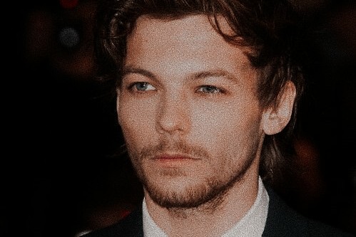 alarryconcept's tweet photo. O príncipe Harry Styles precisa de um bom par para um grande jantar importante, mas suas opções são limitadas quando seu ciclo de amigos consiste em duas pessoas. Por isso decide contratar Louis; um acompanhante de luxo bonito e totalmente sarcástico. https://t.co/SCpcnOzJUE