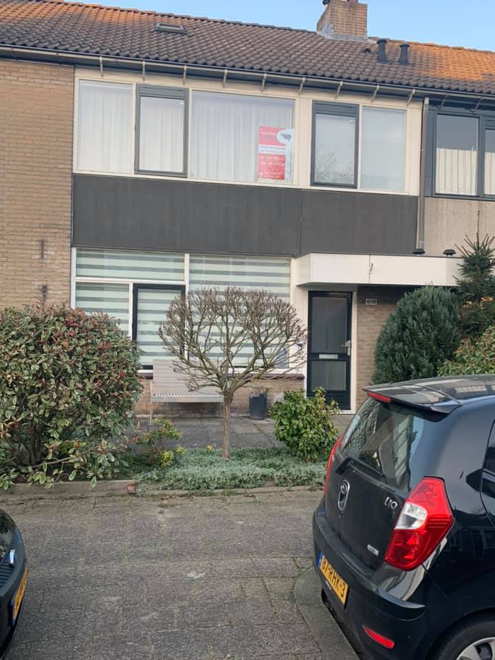 De nieuwe raamposter staat op zijn plek. Nu is het van de weg goed zichtbaar waar mijn knusse kapsalon zit. 

#kapsalonmarianne #kapsalon #zeist #bunnik #kapster #kapper