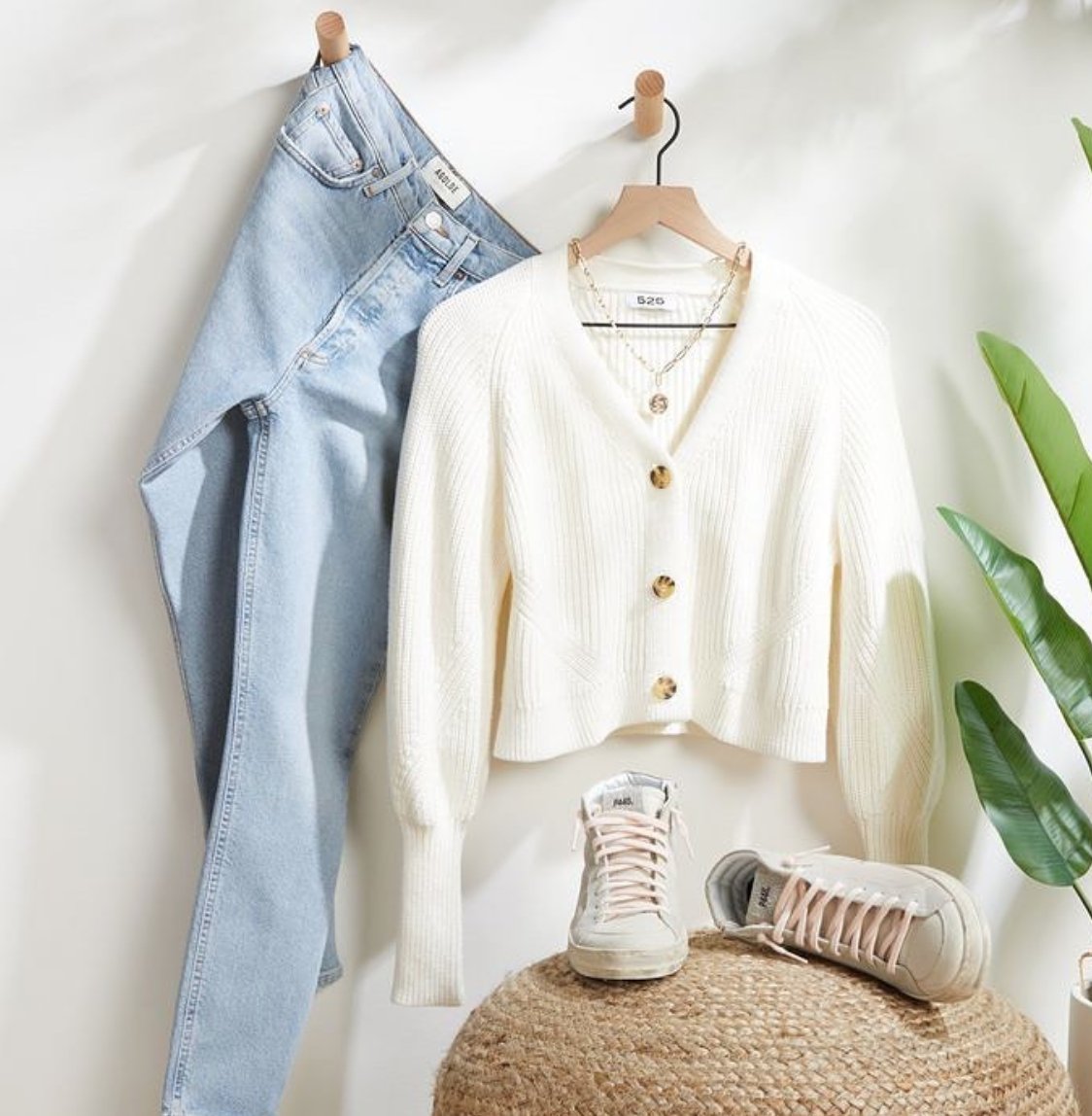 This #TuesdayTrend: <a href="/evereve/">Eve Coste-Maniere</a>'s easy (and exclusive) cardi you can wear all the ways—with jeans, cutoffs, layered or buttoned.

#everevestyle #evereve  #tuesdaytrends