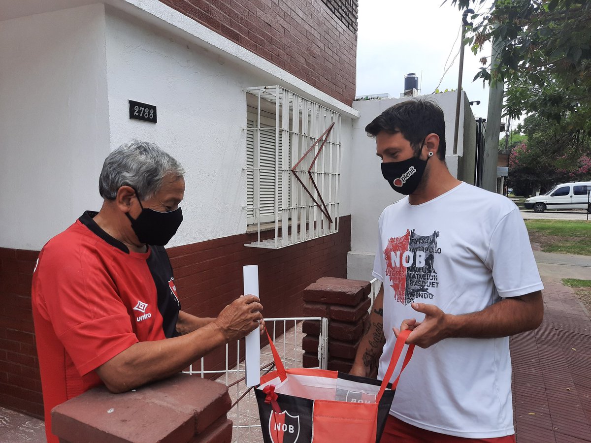 Siguen las visitas domiciliarias a nuestros adultos mayores. Sus familiares los inscribieron en la página oficial del club <a href="/Newells/">Newell’s Old Boys</a> y les dimos la sorpresa.