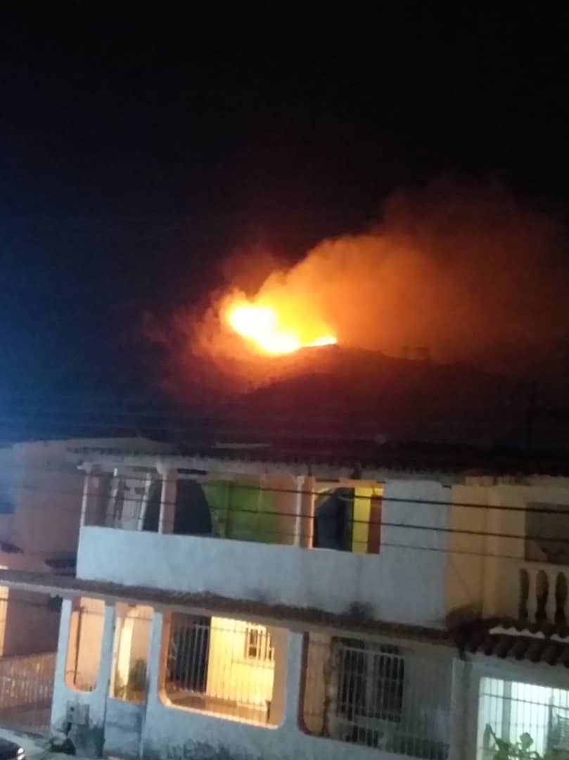Adanhernandezj's tweet photo. Incendio en el cerro el cafe al parecer por el primer mirador, las unidades del cuerpo de bombero salieron para el lugar. https://t.co/DetWcMGbCb