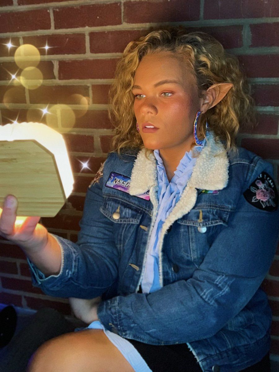 OOUCH_charlie's tweet image. “Magic is real and so is my frog!”  

Everybody’s Oracle: Adaine Abernant, who has a mental illness and that’s fine! I love you @vornietom thank you so much for creating her 🥰
#cosplay #cosplayer #nonbinarycosplayer #fantasyhigh #dimension20 #FANTASYHIGH